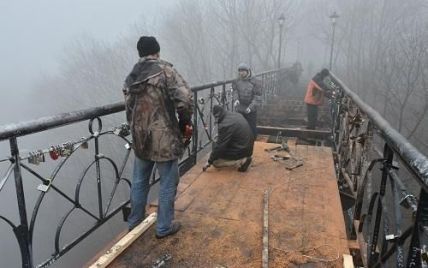 Євромайданівці безкоштовно відремонтували "міст закоханих" у Києві