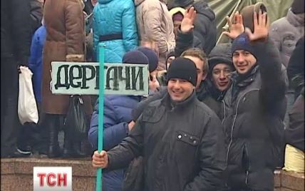 Люди c провластного митинга охотно бегут обедать на Евромайдан