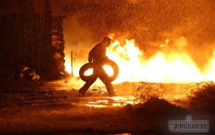 На Грушевського демонстранти травлять міліцію димом і чатують свою територію