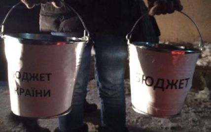 Активисты Автомайдана приехали к и.о. министра финансов с ведрами