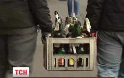 Активісти кладуть плитку у центрі Києва і відносять на склад коктейлі Молотова
