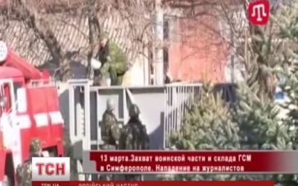 Кримські сепаратисти захопили військову частину в Сімферополі і взяли в заручники журналіста