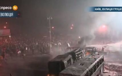 Протестующие и силовики "окопались" на Грушевского и продолжают контратаки
