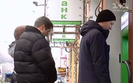 Киевляне в панике снимают наличные из банкоматов