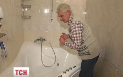 Евромайдану не хватает бани, поэтому киевляне спасают митингующих ваннами и джакузи