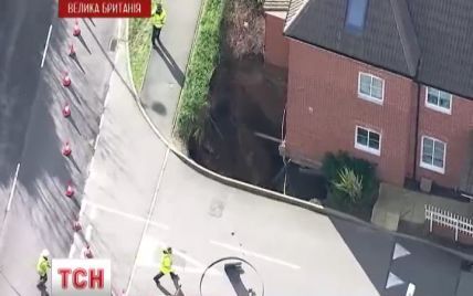 В Англії евакуюють людей після появи велетенської діри в асфальті