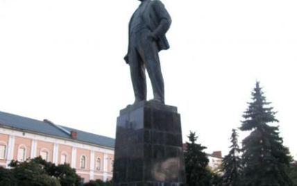 В Полтаве только что свалили очередной памятник Ленину