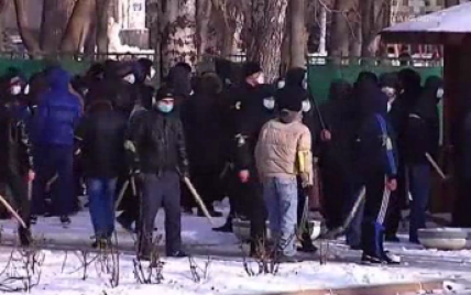 Возле Одесской ОГА сотня "титушек" с битами набросилась на местных протестующих