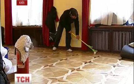 Активісти у КМДА "по-домашньому" почали ранок з прибирання та миття підлоги