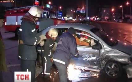 После аварии на столичном проспекте Победы женщину вырезали из салона авто