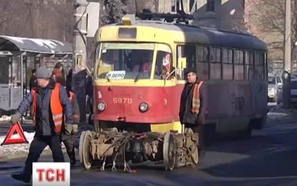 В Києві на Подолі у трамвая на ходу відвалилось колесо