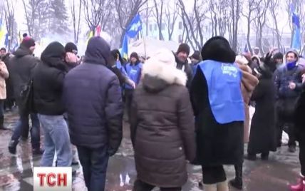 Антимайдановцы молча подпевают гимн Партии регионов и не могут подсчитать количество сторонников