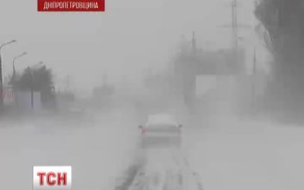 Днепропетровск замело рекордным снегом:скорые и фуры застревали в сугробах