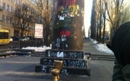 На постамент Ленина в Киеве водрузили золотой унитаз