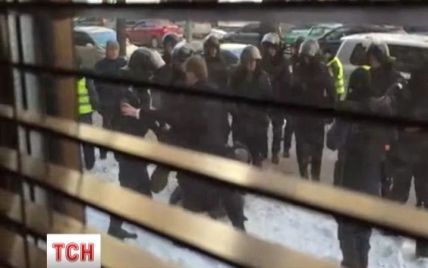 В Киеве правоохранители пытались задержать прохожих с касками на голове