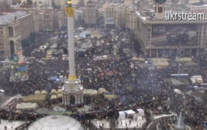 На Майдане для участия в народном вече уже собрались более 100 тысяч человек