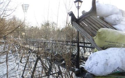 У Києві частково обгорів "міст закоханих", який перекритий барикадами