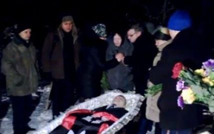 Убитого на Грушевского белоруса похоронили с флагом УНА-УНСО