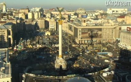 Несколько сотен митингующих на Евромайдане начали утро с молебна