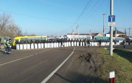Активісти Євромайдану зібрались біля Межигір'я, яке охороняють щільними рядами спецбійців