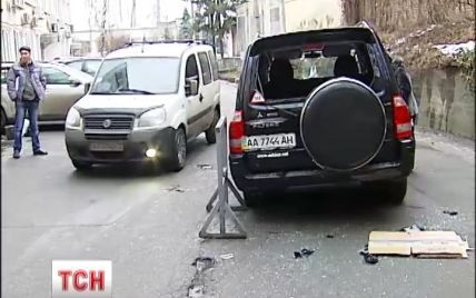 В Киеве на Подоле дерзкие грабители с топорами украли у безработного из джипа 100 тыс грн