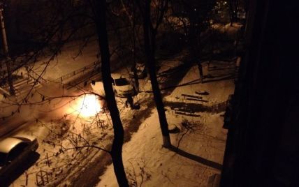 В Киеве ночью неизвестные подожгли около 20 автомобилей с номерами западных областей