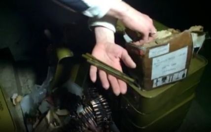 В Межигорье на дне залива водолазы нашли арсенал оружия (видео)