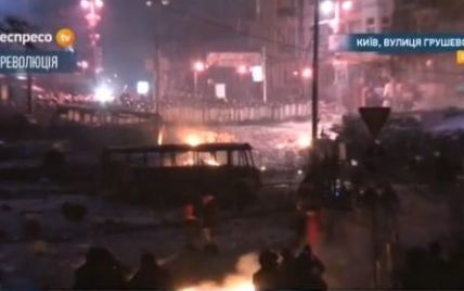 На Грушевского продолжаются столкновения и увеличивается количество митингующих