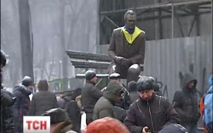 Памятник Лобановскому неизвестные одели в каску, очки и маску из украинского флага