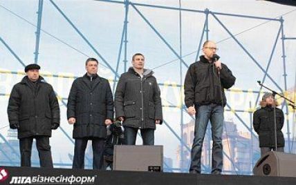 Евромайдан ответил на заявления Яценюка криками "Ганьба!"