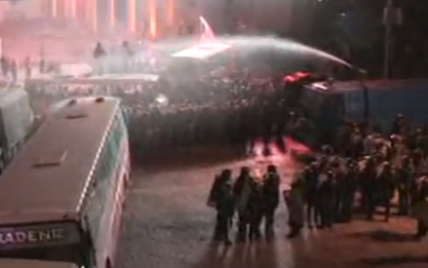 Проти активістів на Грушевського задіяли водомет