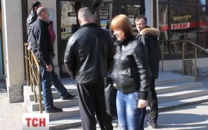 Кримчани через обмеження видачі готівки в паніці чергують біля банкоматів