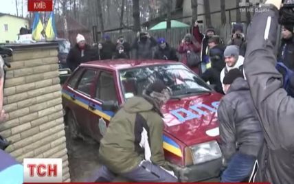 Евромайдановцы возле имения Захарченко таскали милицейскую машину и пели гимн