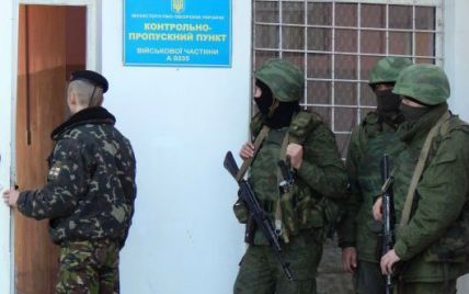 Около 200 "самооборонцев" штурмуют штаб ВМС в Севастополе