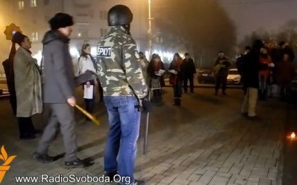 В Донецке евромайдановцы показали рождественский вертеп с "Беркутом"