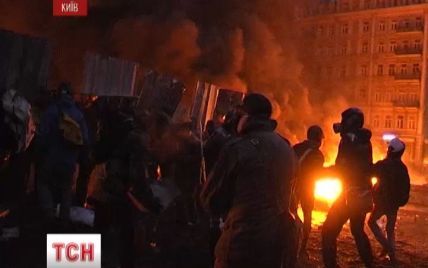 Дымовая завеса на Грушевского не мешает силовикам метко стрелять по демонстрантам