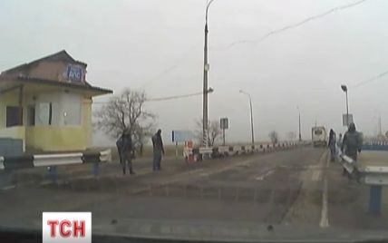 Крим відгородився від України озброєними до зубів чоловіками на блокпостах