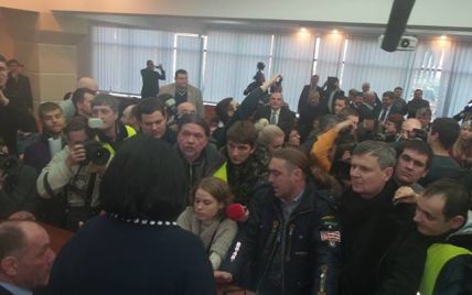 Оппозиционеры выбили двери в Соломенской РГА и заблокировали работу Киевсовета