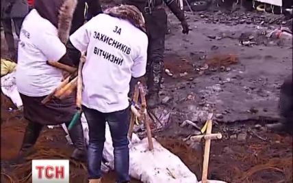 Хрести перед барикадами "солдатські матері" сприйняли як "могили" беркутівців