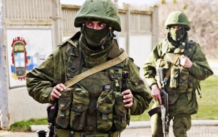 Звільнені з української армії чоловіки штурмували свою колишню частину в Криму