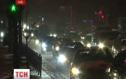 Обильный снег в Киеве не смог "вызвать" снегоочистительную технику