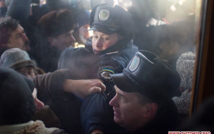 В Житомире протестующие пошли на штурм ОГА