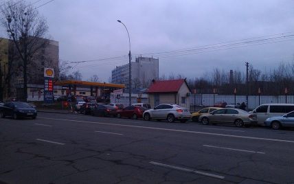 На київських заправках утворилися довгі черги через чутки про закінчення бензину