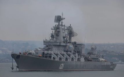 Российский крейсер и военные катера приблизились к украинским пограничным кораблям