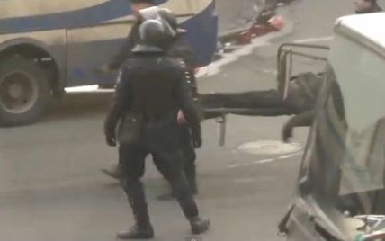 На шокуючому відео видно, як силовики несуть тіло активіста без голови