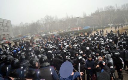 В Одессе "титушки" с битами кричали "Бить по головам и по камерам", избивая людей