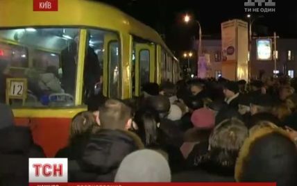 Транспортный "ад" в Киеве: люди платят за "бесплатный" проезд и идут пешком на Левый берег
