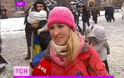 На Евромайдане хрупкие девушки кололи лед и чистили дороги