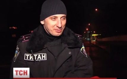Ночные улицы Киева охраняют спецназовцы, милиция и самообороновцы с украинскими флажками