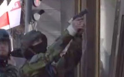 У МВС заявляють, що протестувальники стріляють у силовиків з вогнепальної зброї
